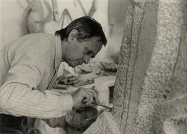 Subirachs retocando una de sus obras.<br/><i>Fotografía de Joan Iriarte</i>