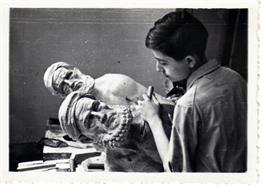 Josep M. Subirachs, con quince años, trabajando como aprendiz en el taller del escultor Enric Monjo.