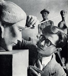 Subirachs retocando el retrato que hizo de Mercè Miró.<br><i style='font-size:0.5 em;'>Fotografía de Francesc Català Roca.</i>