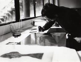 Subirachs trabajando en una plancha para realizar un grabado al aguafuerte.
