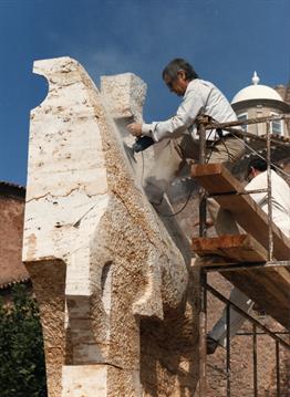 Subirachs trabajando en el monumento a Borrell II en Cardona (Bages).<br><i style='font-size:0.5 em;'>Fotografía de Joan Ramonet Oliver.</i>
