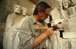 Subirachs trabajando en el grupo de 'La Santa Cena' en la fachada de la Pasión del templo de la Sagrada Familia de Barcelona.<br><i style='font-size:0.5 em;'>Fotografía de Achim Sperber.</i>